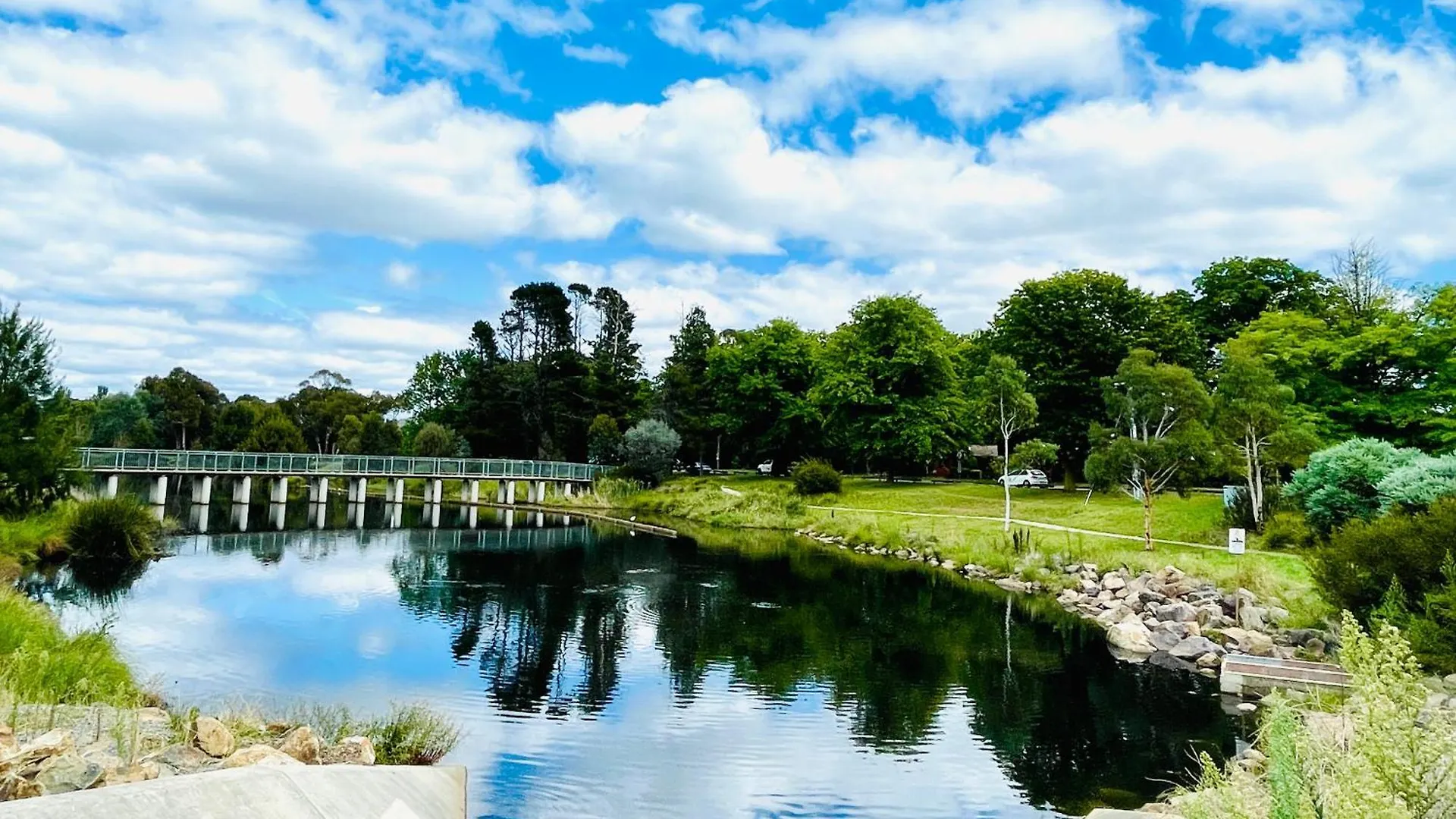 Brand New Stylish 1Br Apartment, Specious Space, Free Parking, Self Check-In Canberra Apartment