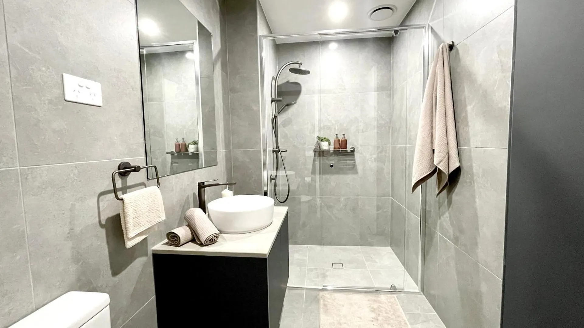 Brand New Stylish 1Br Apartment, Specious Space, Free Parking, Self Check-In Canberra