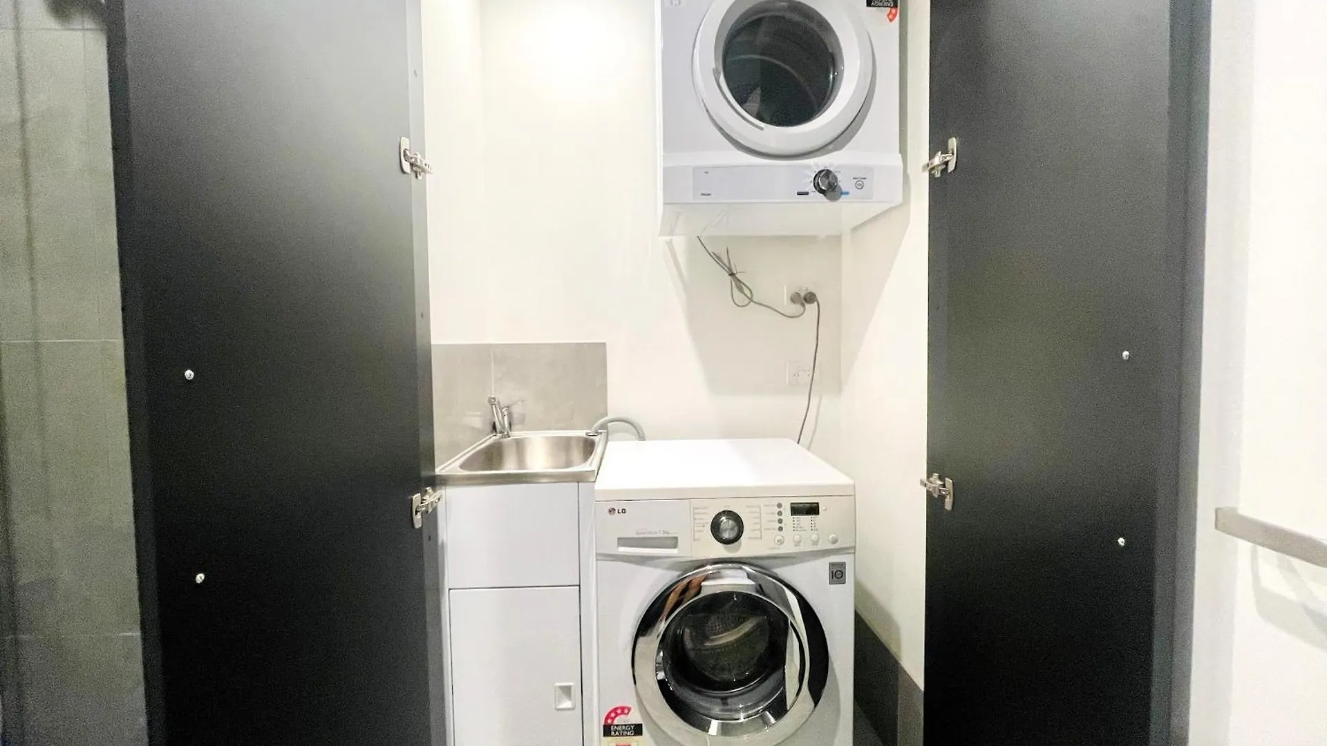 Brand New Stylish 1Br Apartment, Specious Space, Free Parking, Self Check-In Canberra Apartment
